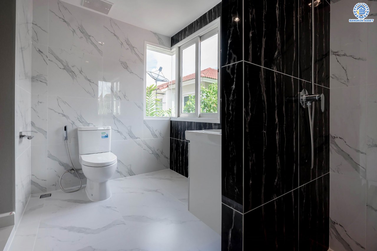 บ้านมือสองตกแต่งใหม่ ม.คาซ่าวิลล์ ราชพฤกษ์-รัตนาธิเบศร์1 แบรนด์ Q.House ต่อเติมครบพร้อมเข้าอยู่ เนื้อที่ 86 ตร.ว. ฟังก์ชันจัดเต็ม 3 ห้องนอน 3 ห้องน้ำ 1 ห้องอเนกประสงค์ 1 ห้องแม่บ้าน จอดรถได้ 2 คัน บนทำเลศักยภาพ ติดถนนราชพฤกษ์ และเพียง 10 นาทีถึงรถไฟฟ้า "สถานีบางรักน้อยท่าอิฐ"